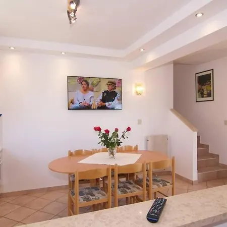 Beverly Hills Apartment *